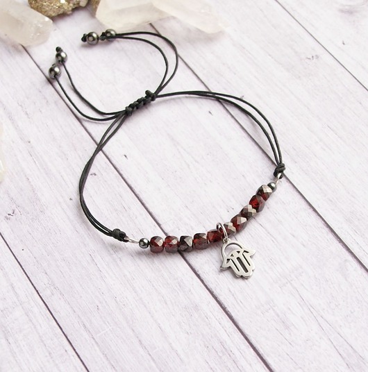 Amulet - granat & hamsa - odwaga, ochrona
