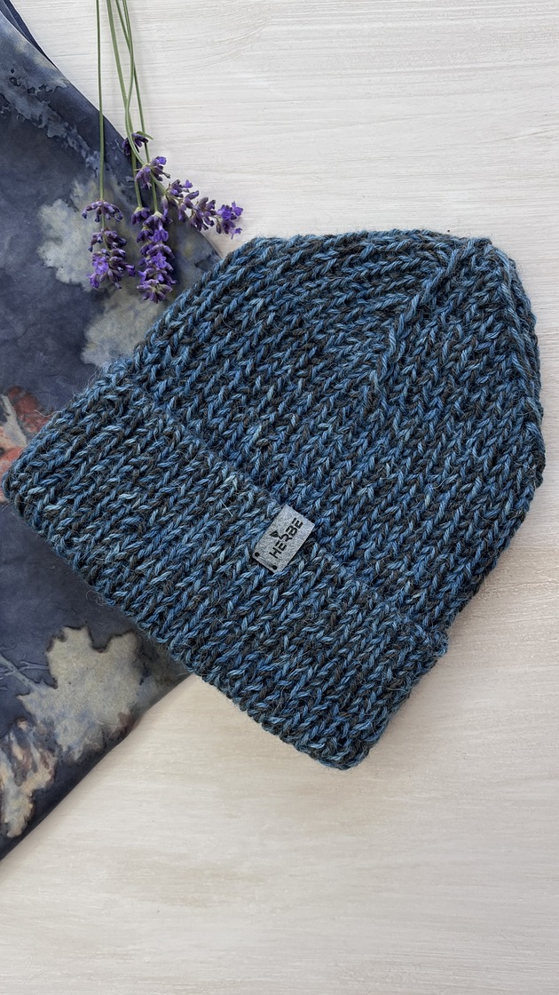 Farbowana roślinami czapka Indygo Taniny