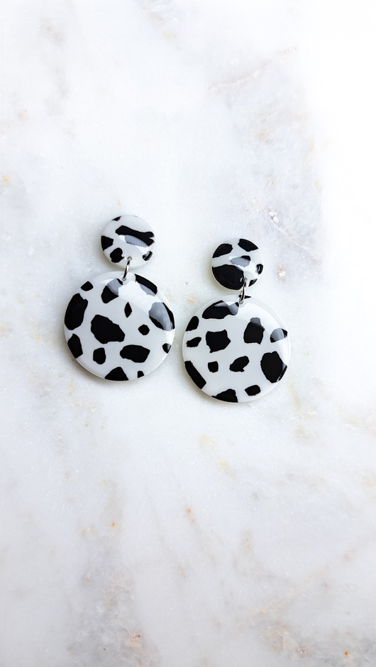 Białe okrągłe kolczyki sztyfty w krowie łaty