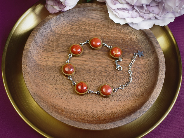 Drewniana bransoletka z czerwonym jaspisem