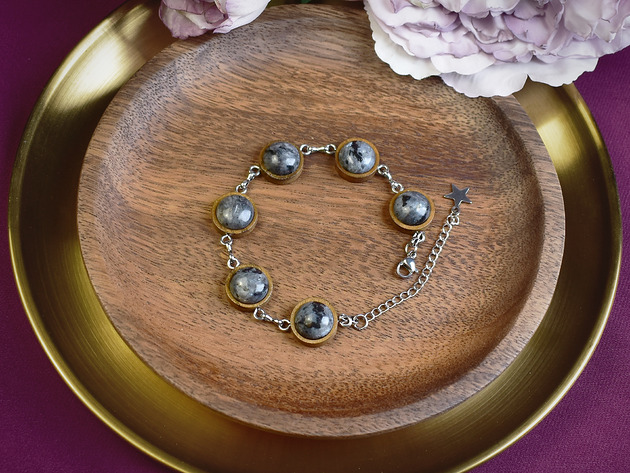 Drewniana bransoletka z larvikitem, czarny labradoryt