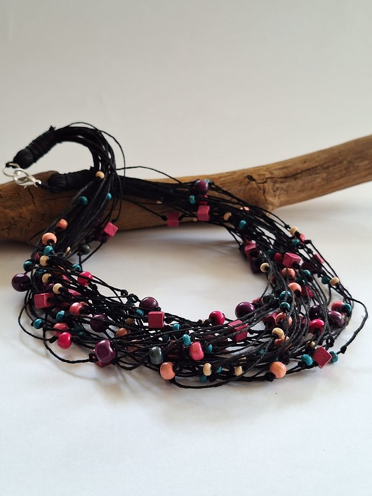 Kolorowy lniany naszyjnik z drewnem