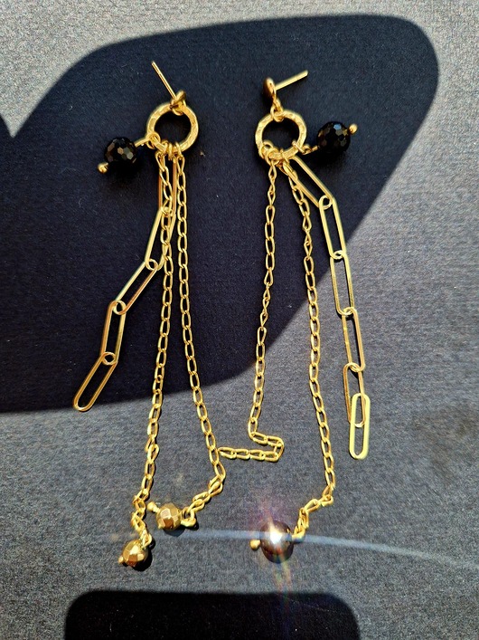 Długie, asymetryczne kolczyki z łańcuszkami i kulkami z pozłacanego srebra