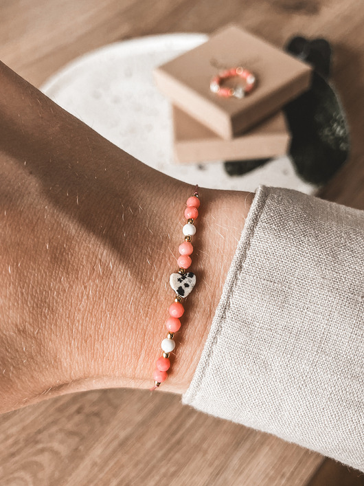 Bransoletka Dots na nici jaspis dalmatyński, koral i howlit