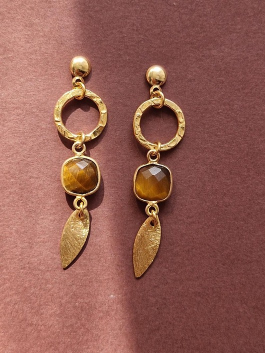 Złote, wiszące kolczyki boho z brązowym tygrysim okiem