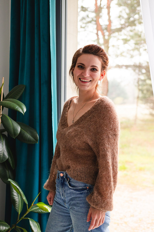 Sweter Sara na drutach, sweter z alpaki, lekki sweterek, sweter w serek
