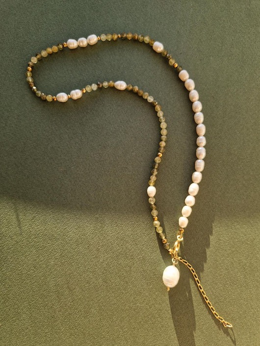 Naszyjnik z naturalnych pereł i zielonych granatów z zawieszką z perły