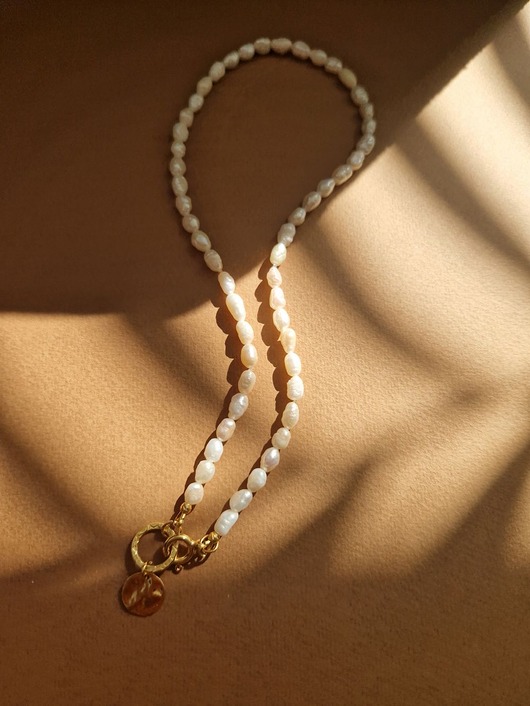Choker z naturalnych pereł z zawieszką z monety