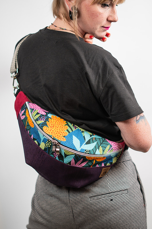 Fioletowa nerka damska z korka w kolorowe kwiaty TAŃCZĄCE LIŚCIE NA WIETRZE