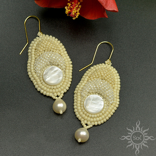 Maselan, kolczyki z masą perłową i perłami, haft koralikowy