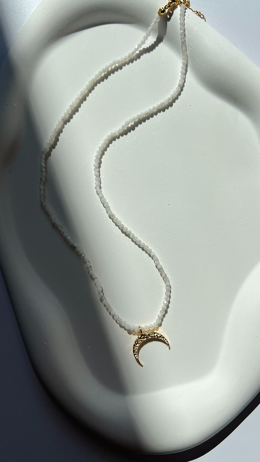 Naszyjnik z kamieniem księżycowym i księżycem