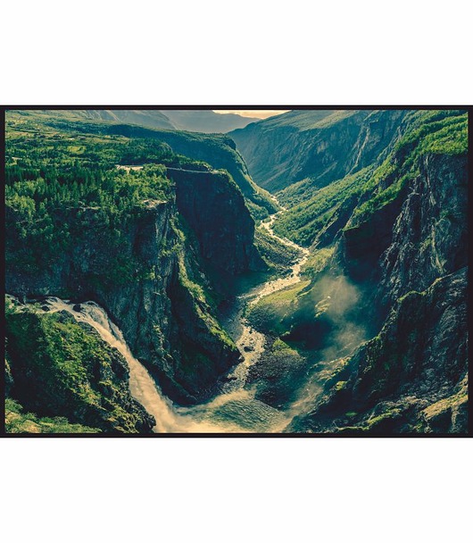Plakat Wodospad w norweskiej dolinie