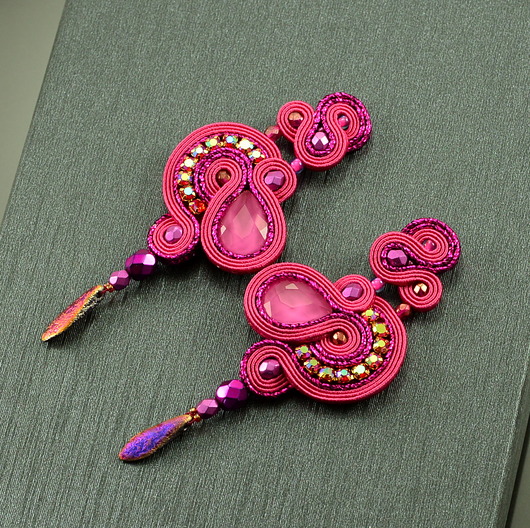 Intensywnie różowe kolczyki sutasz