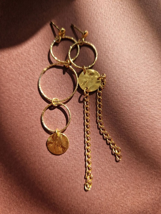Złote, asymetryczne, długie kolczyki z łańcuszkiem i kółeczkami