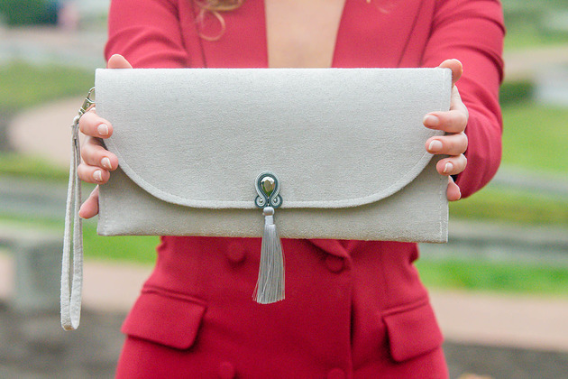 Szara mała torebka kopertówka na wesele