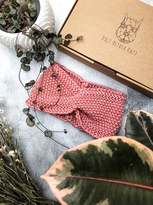 Elegancka różowa opaska twist z wełny merynosa