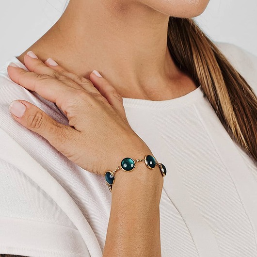 Pozłacana bransoletka w perłowym odcieniu szmaragdu e45/1