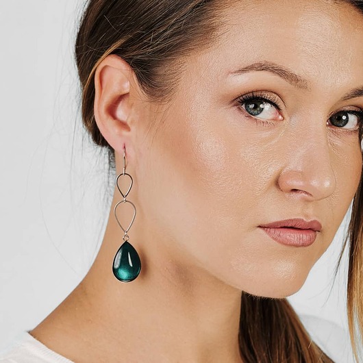 Długie kolczyki w perłowym odcieniu szmaragdu Ebru e48/1