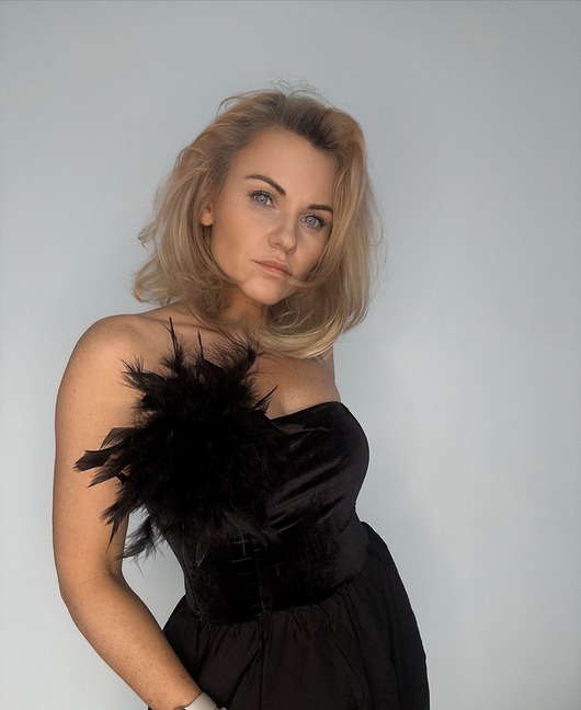 Broszka z piór indyka czarna