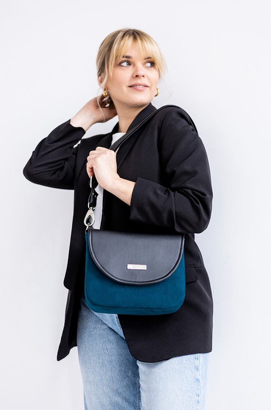 Torebka listonoszka podkówka turkusowa z czarną klapką