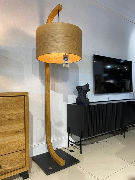 Lampa podłogowa LEEA - CARLA. Lampa wykonana z dębu i kamienia.