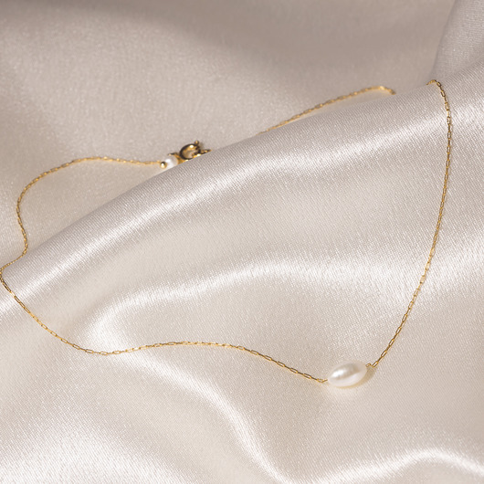 Naszyjnik delikatny złoty łańcuszek z białą perłą