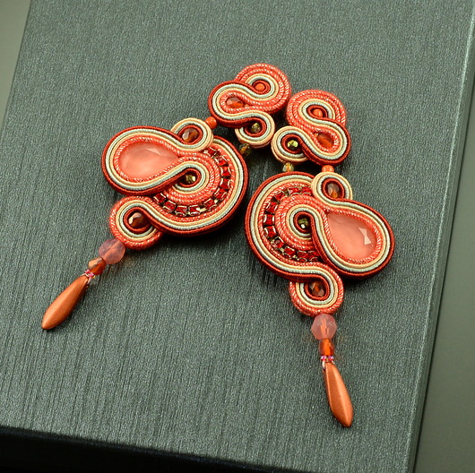 Brzoskwiniowo pomarańczowe kolczyki sutasz