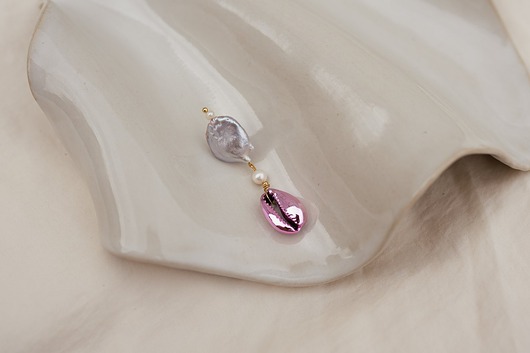 Pojedynczy kolczyk z metaliczną Muszlą i Perłą