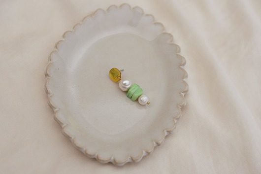 Pojedynczy kolczyk z Perłami i Zieloną Masą Perłową