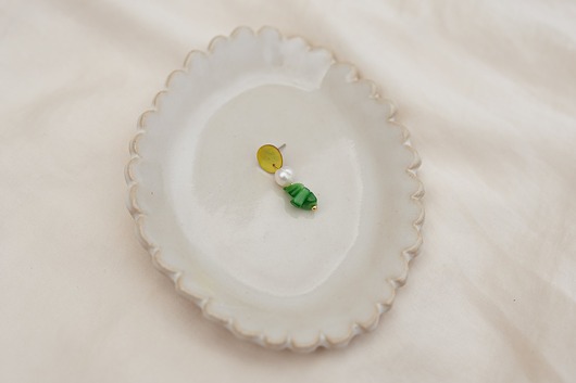 Pojedynczy kolczyk z Zieloną Masą Perłową i Perłą