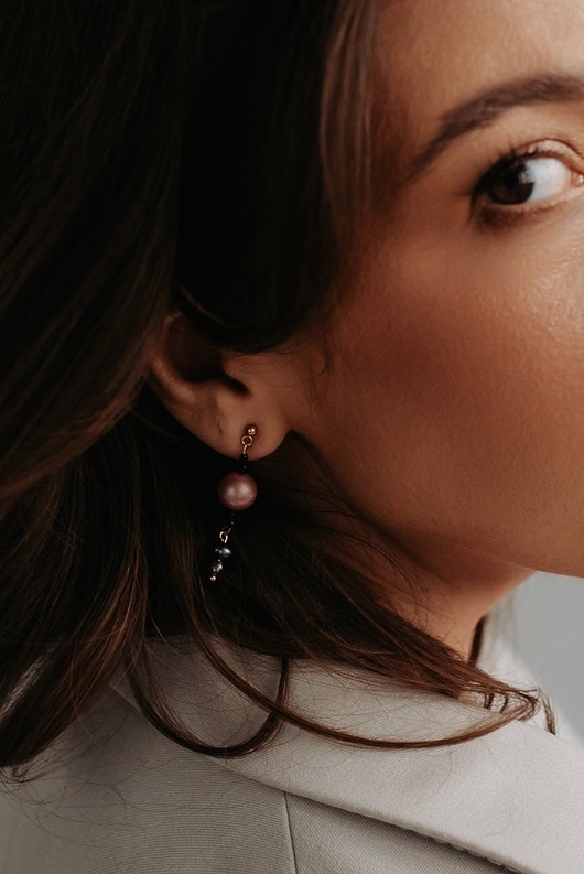 Pojedynczy z kolczyk różową Perłą i czarnym Hematytem