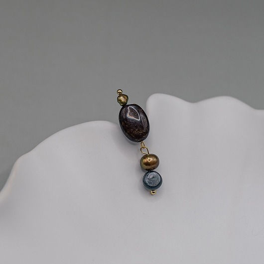 Pojedynczy kolczyk z Bronzytem i Perłami