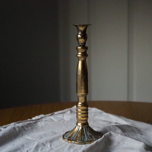 Świecznik metalowy no. 2- złoty z patyną, wysoki, na świece stołowe
