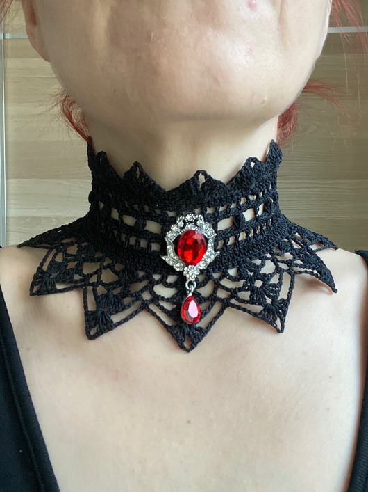 Czarny choker/kolia Wiktoriańska z piękną czerwoną ozdobą
