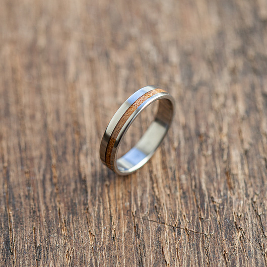 Pierścionek tytanowy z drewnem