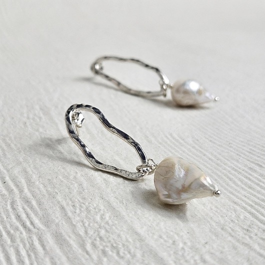 Kolczyki srebrne nieregularne Fale z Perłą słodkowodną