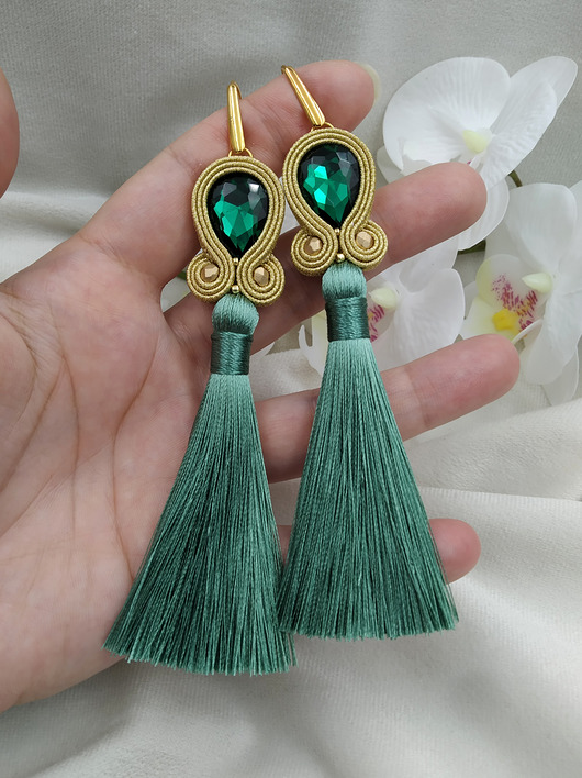 Kolczyki szmaragdowe butelkowe długie chwosty