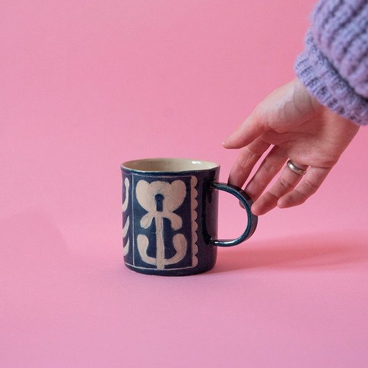 Duży Granatowy Kubek Ceramiczny w Stylu Vintage - Sgraffito, Ceramika