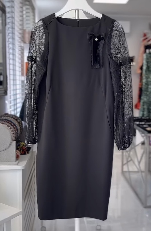 Sukienka z haftowaną koronką