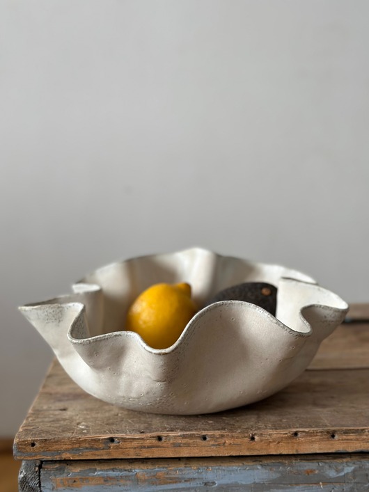 Duża ręcznie lepiona misa ceramiczna z Kolekcji Organique