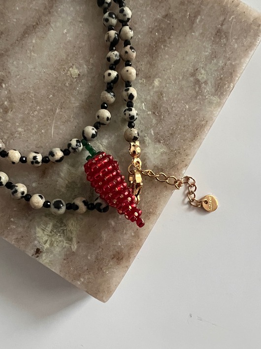 Handmade naszyjnik z jaspisem dalmatyńskim i plecioną papryką