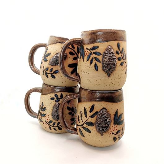 Kubek z szyszką i jarzębiną