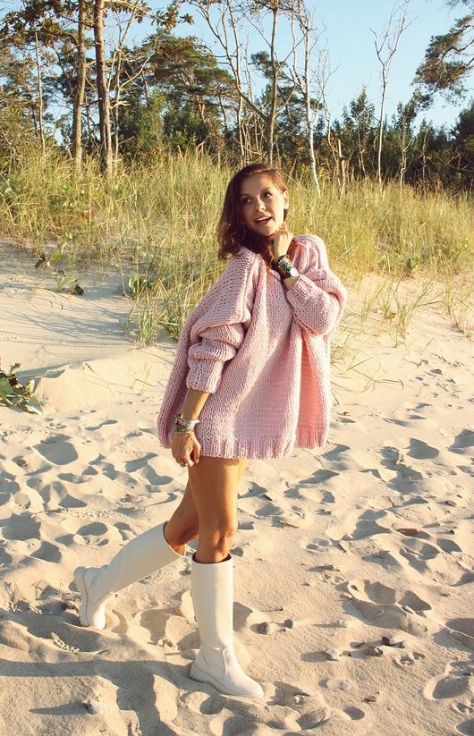 Sweter handmade oversize z wełną pudrowy róż
