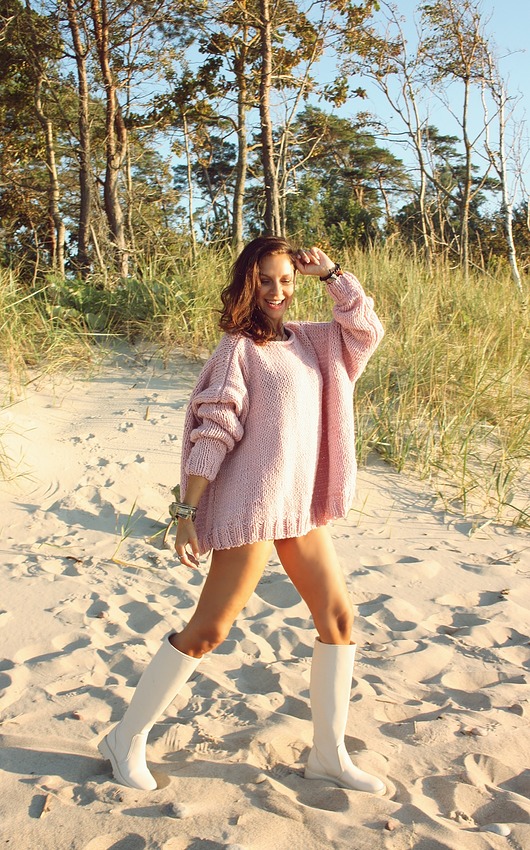 Sweter handmade oversize z wełną pudrowy róż