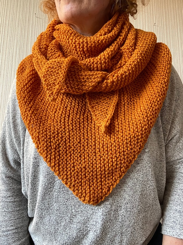 Duża chusta w kolorze złoto-rudym robiona na drutach