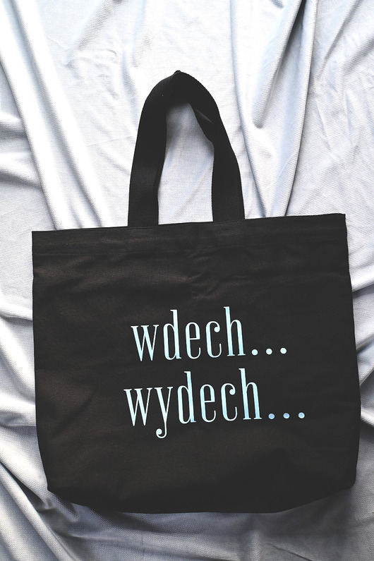 Bawełniana torba z afirmacją w kolorze czarnym WDECH... WYDECH...
