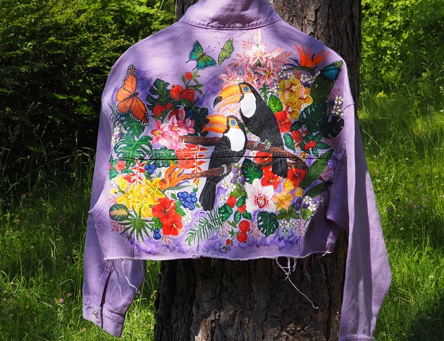 Ręcznie malowana kurtka z tropikalnym wzorem TUKANY
