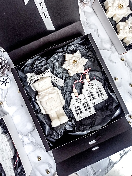 Zestaw prezentowy w ozdobnym pudełku - Świeca Dziadek do Orzechów i domki