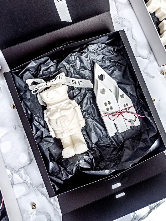 Zestaw prezentowy w ozdobnym pudełku - Świeca Dziadek do Orzechów i domki