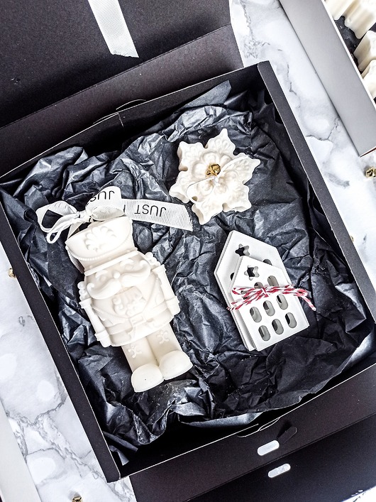 Zestaw prezentowy w ozdobnym pudełku - Świeca Dziadek do Orzechów i domki